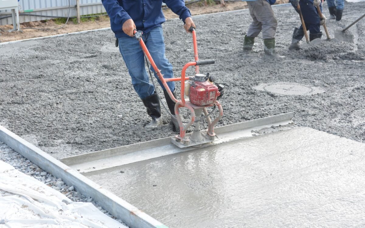 Técnico verificando umidade de piso de concreto antes da aplicação de epóxi em Santa Catarina, usando equipamento de medição