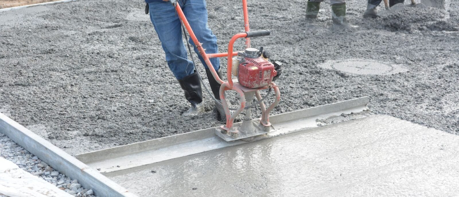 Técnico verificando umidade de piso de concreto antes da aplicação de epóxi em Santa Catarina, usando equipamento de medição