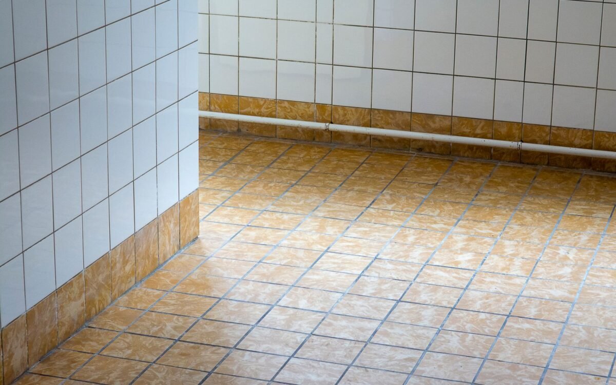 Comparação de piso industrial epóxi versus porcelanato com análise de custo total em SC