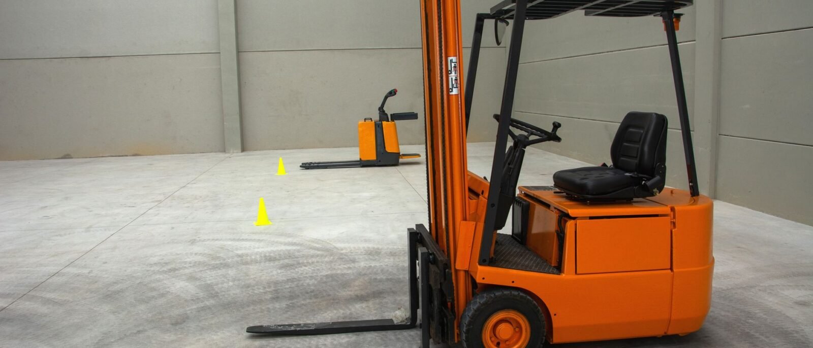 Piso epóxi com demarcação de segurança em cores contrastantes conforme NR-26 em fábrica industrial de Santa Catarina