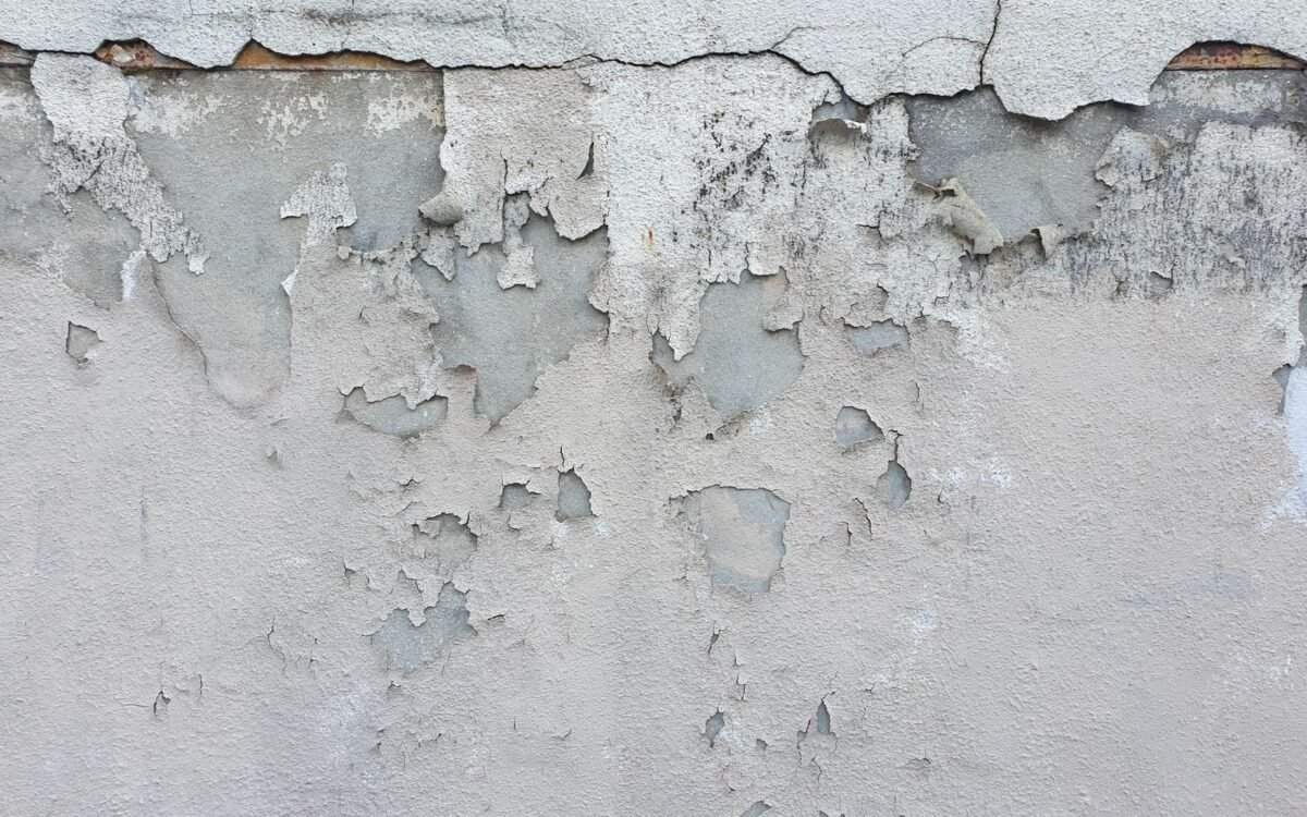 Diagnóstico técnico de concreto com identificação de umidade e fissuras para aplicação de epóxi em piso industrial em Santa Catarina