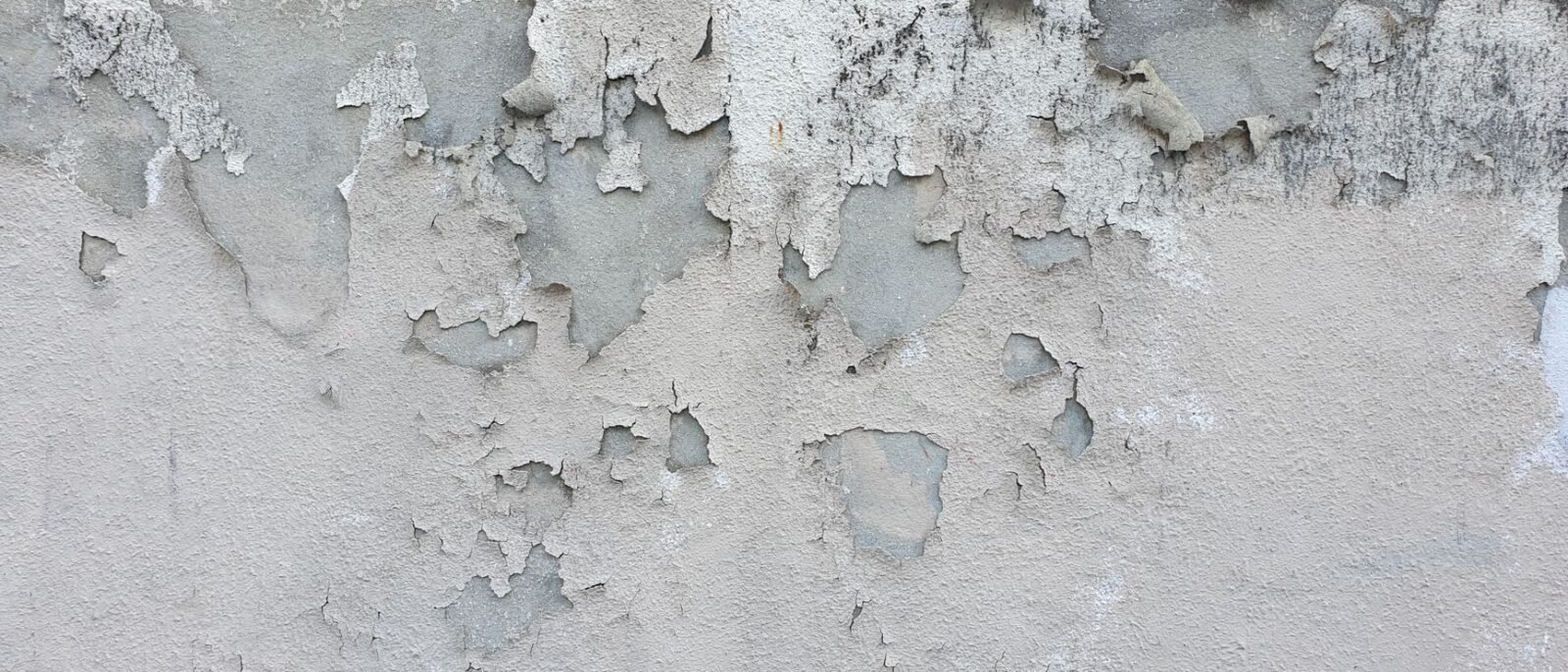 Diagnóstico técnico de concreto com identificação de umidade e fissuras para aplicação de epóxi em piso industrial em Santa Catarina