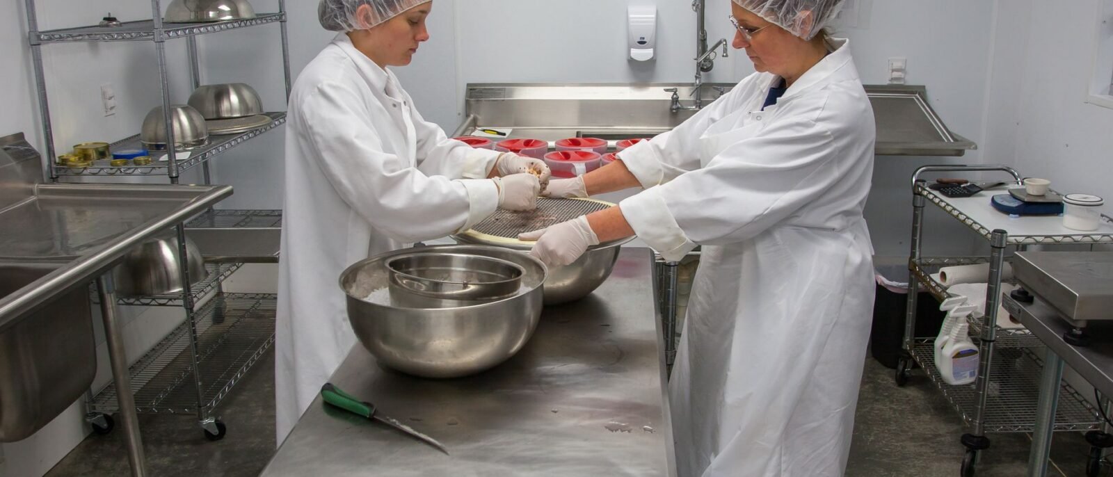 Piso epóxi com conformidade ANVISA em indústria alimentícia de SC, atendendo requisitos de higiene e manipulação de alimentos
