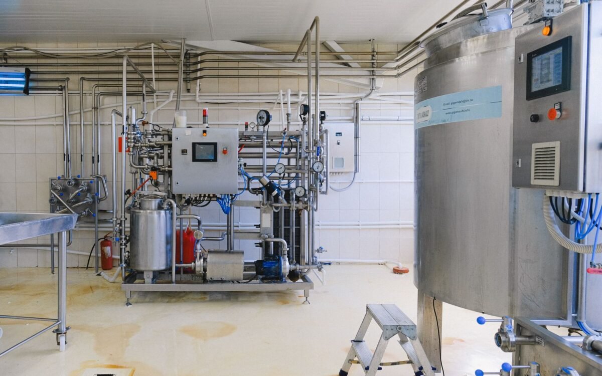 Piso epóxi com conformidade sanitária em área de manipulação de alimentos, atendendo exigências ANVISA RDC 216 em Santa Catarina