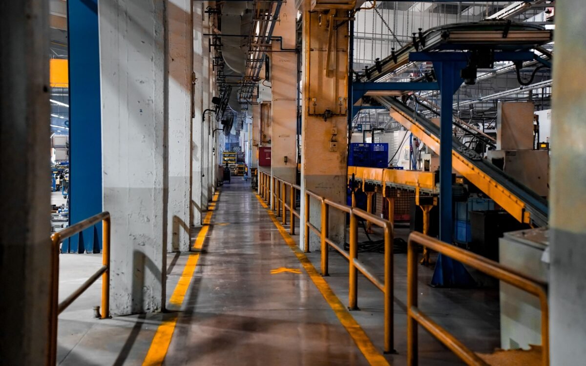 Aplicação de epóxi cura rápida em piso industrial em Santa Catarina com resultado profissional em 4 horas