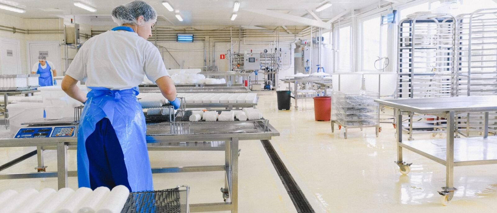 Piso epóxi em cozinha profissional de restaurante em Santa Catarina com acabamento brilhante e resistência química