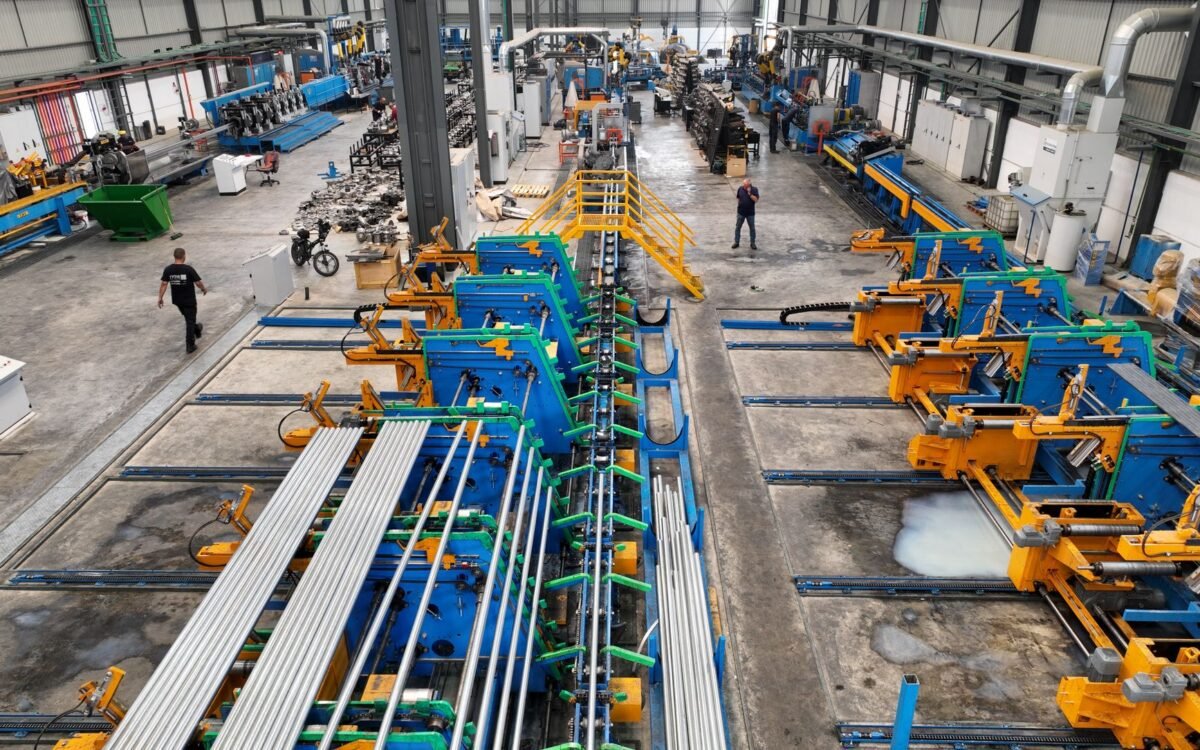 Aplicação de epóxi em piso de fábrica em Santa Catarina com preparação técnica de base e equipamentos de pintura industrial