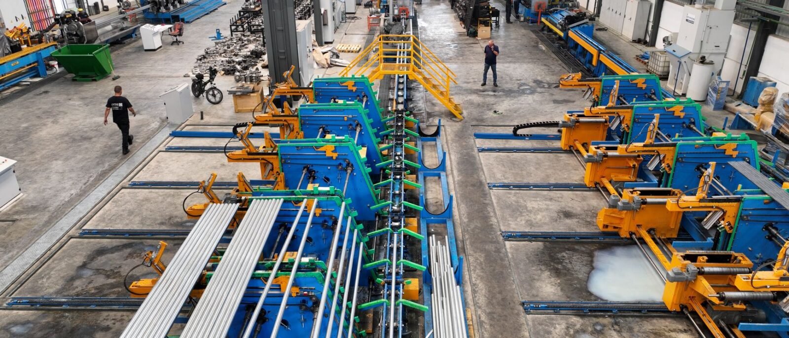 Aplicação de epóxi em piso de fábrica em Santa Catarina com preparação técnica de base e equipamentos de pintura industrial