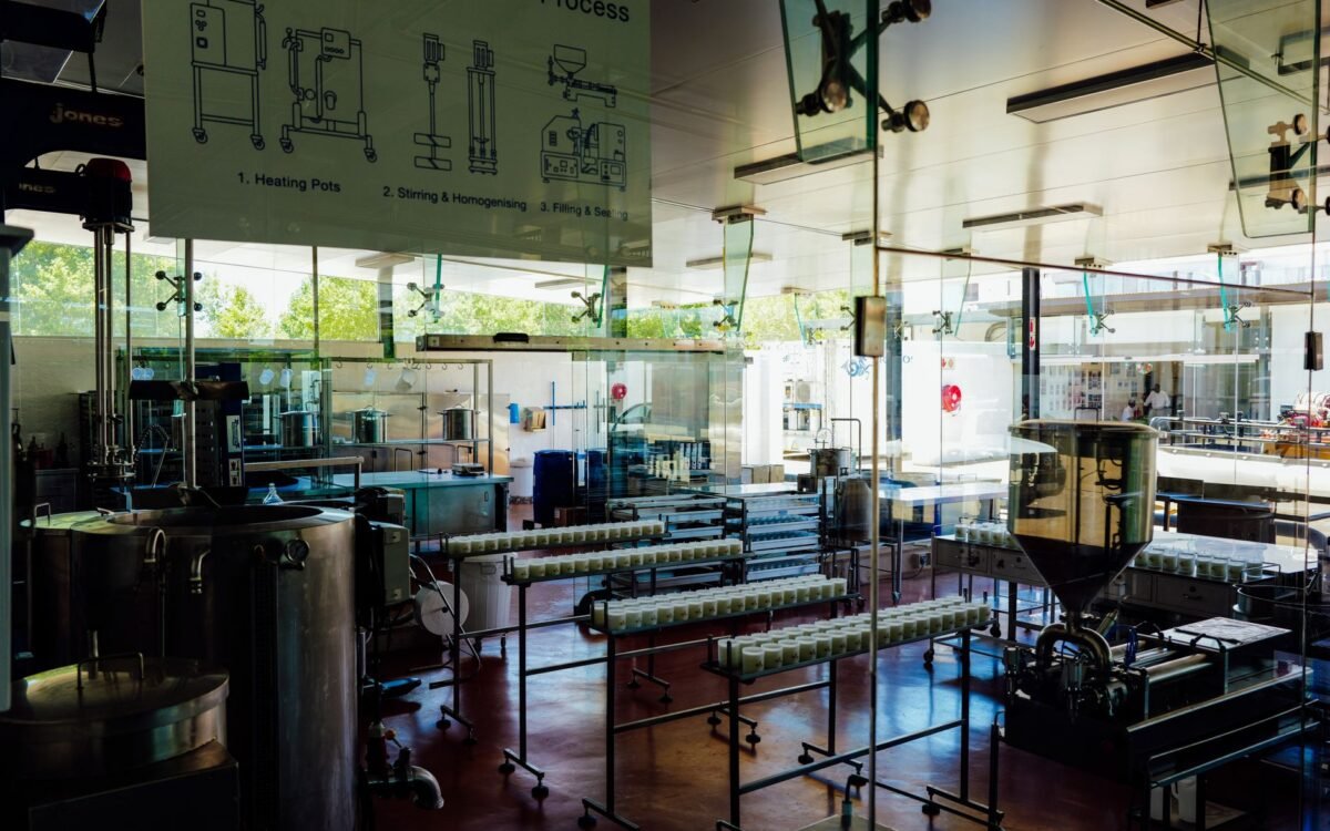 Interior espaçoso e moderno de planta de produção de alimentos com maquinário industrial e linha de processamento