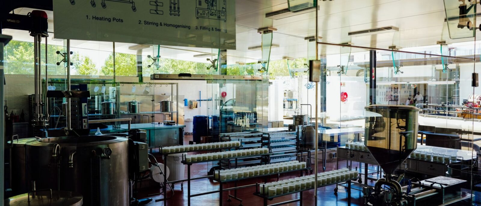 Interior espaçoso e moderno de planta de produção de alimentos com maquinário industrial e linha de processamento