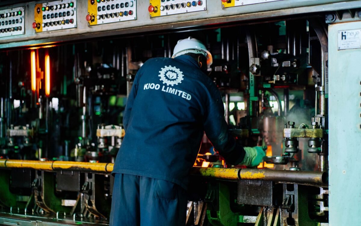 Piso industrial com revestimento epóxi resistente a óleo e químicos em fábrica de Santa Catarina