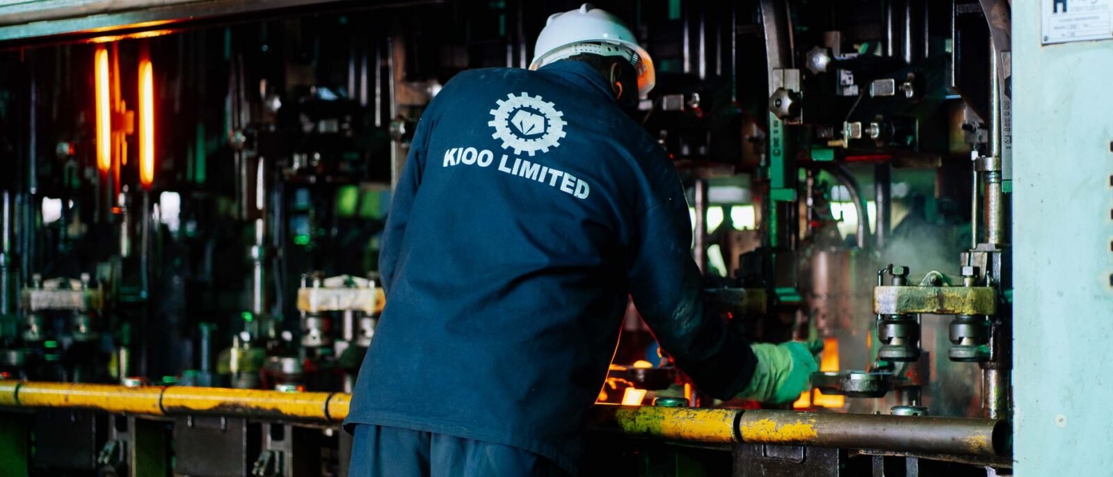 Piso industrial com revestimento epóxi resistente a óleo e químicos em fábrica de Santa Catarina